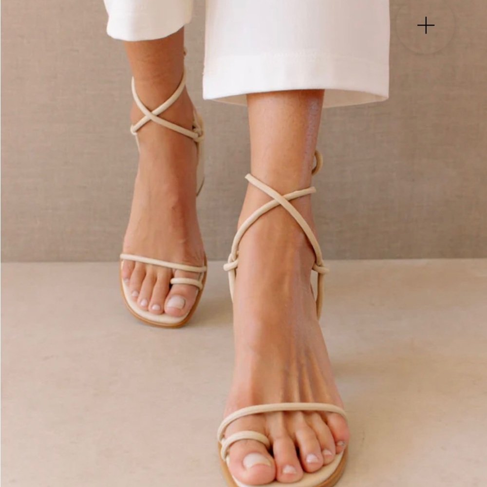 Alohas Grace Sandals Sz 38 ivory